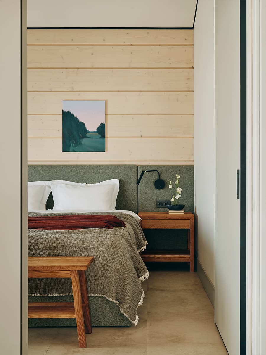 Современный интерьер дачи со скульптурной лестницей — проект VOLVES interiors