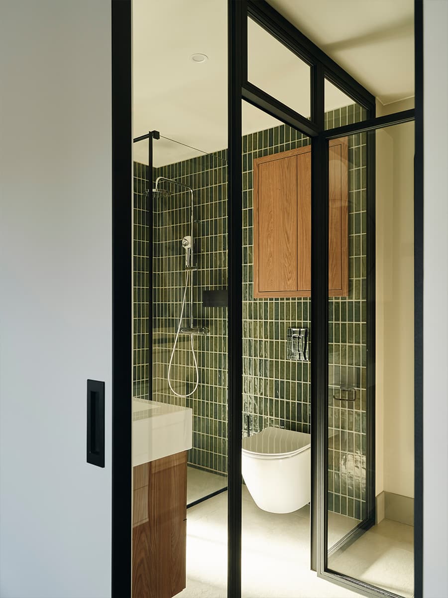 Современный интерьер дачи со скульптурной лестницей — проект VOLVES interiors