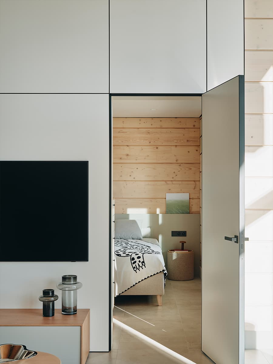 Современный интерьер дачи со скульптурной лестницей — проект VOLVES interiors