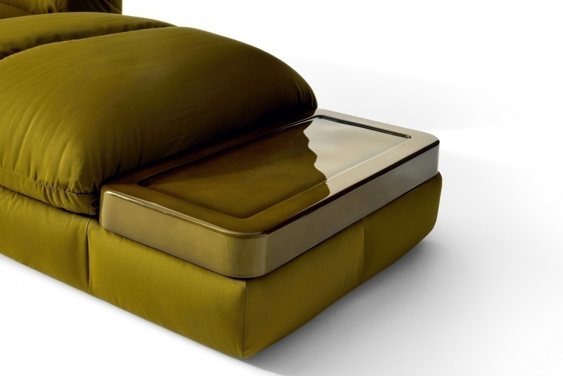 Патрисия Уркиола разработала систему диванов Ardys для Cassina