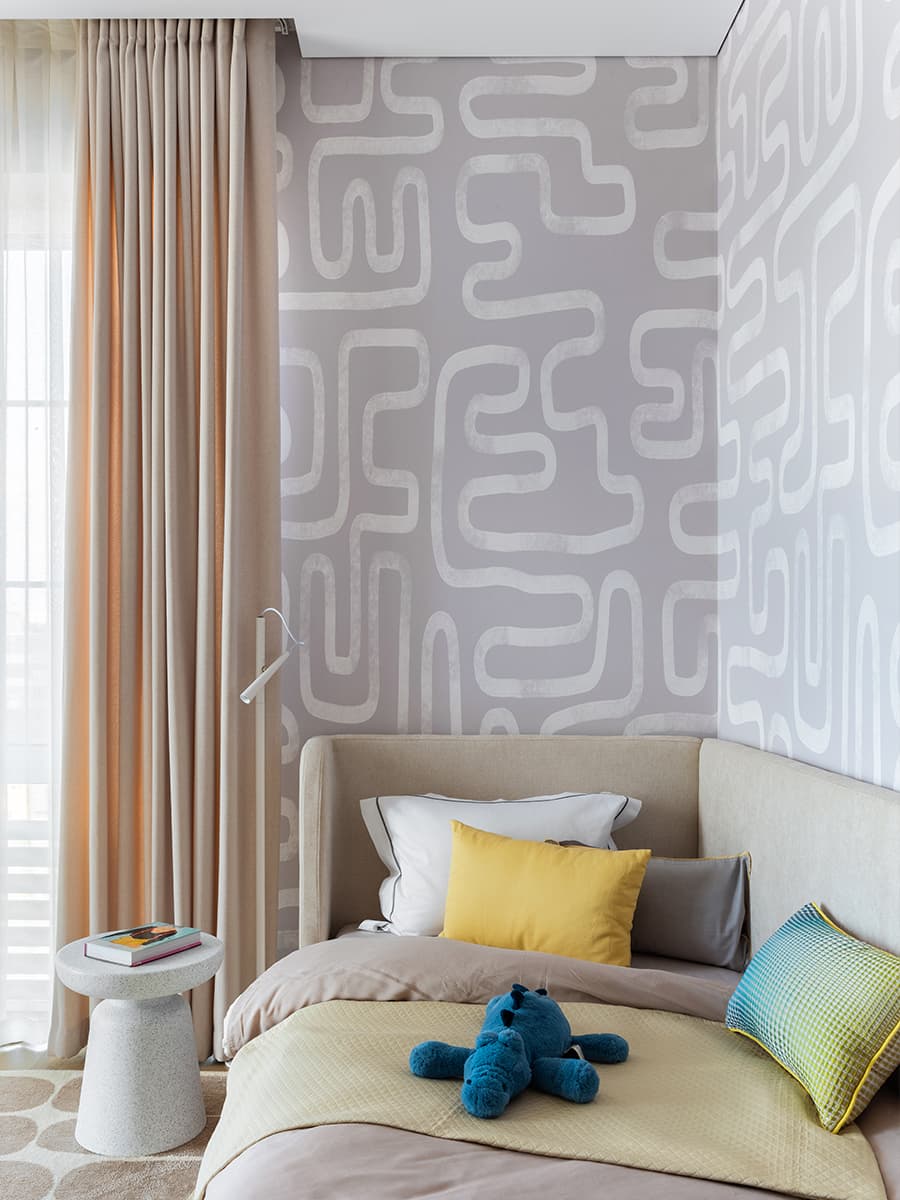 Нарядные оконные откосы в интерьере семейной квартиры — проект Ксении Степаненко