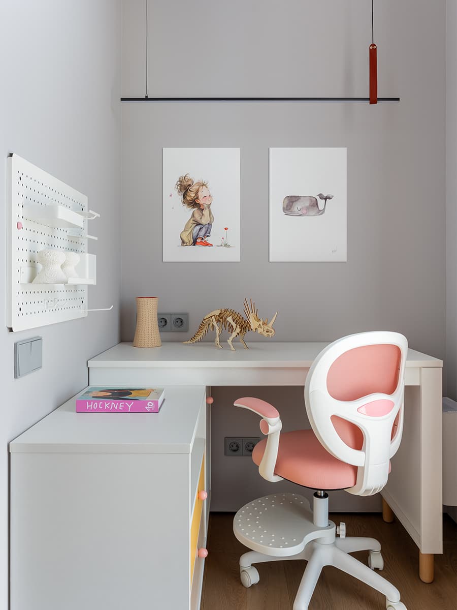 Нарядные оконные откосы в интерьере семейной квартиры — проект Ксении Степаненко