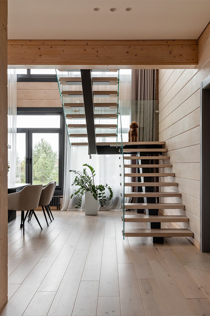 Теплота клееного бруса в интерьере загородного дома — проект Екатерины Беляковой