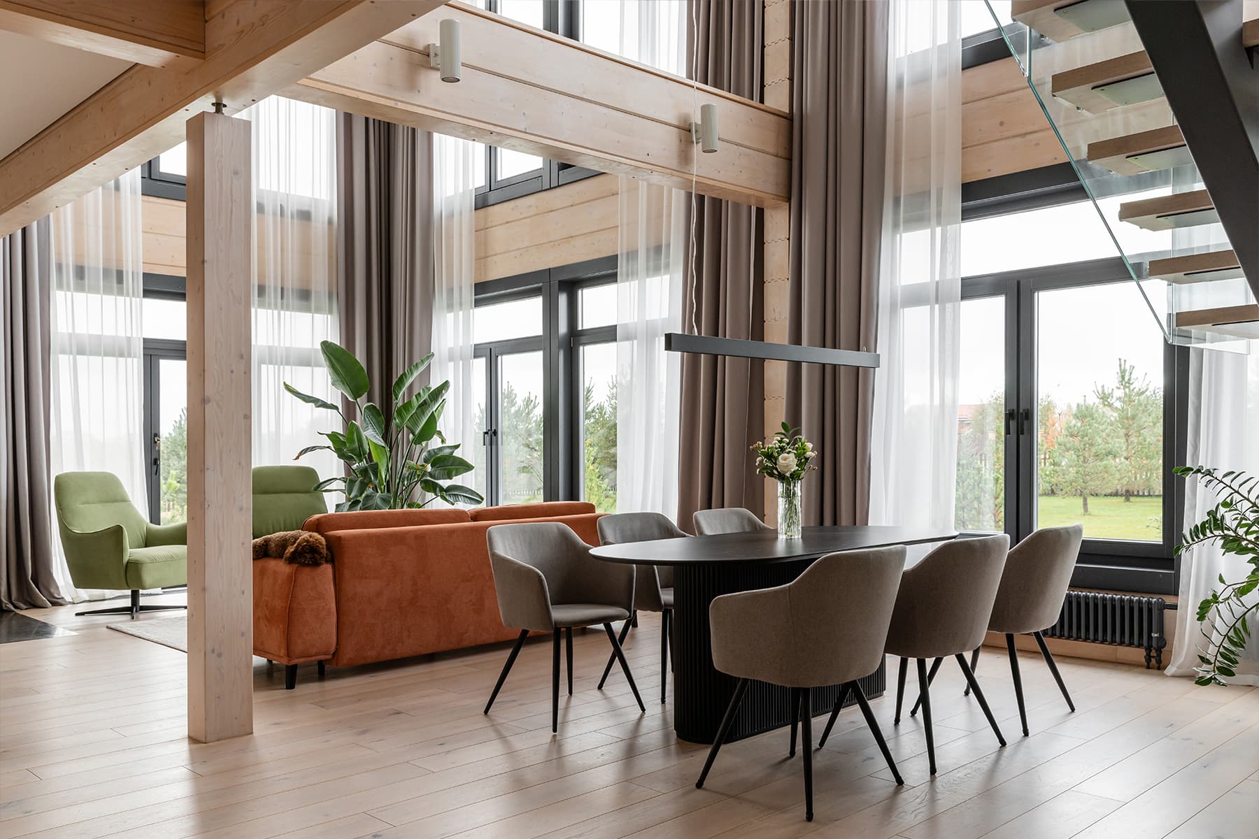 Теплота клееного бруса в интерьере загородного дома — проект Екатерины Беляковой