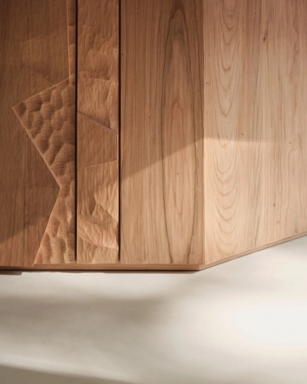 SEM представил коллекцию мебели из резного дерева по дизайну Ханнеса Пира