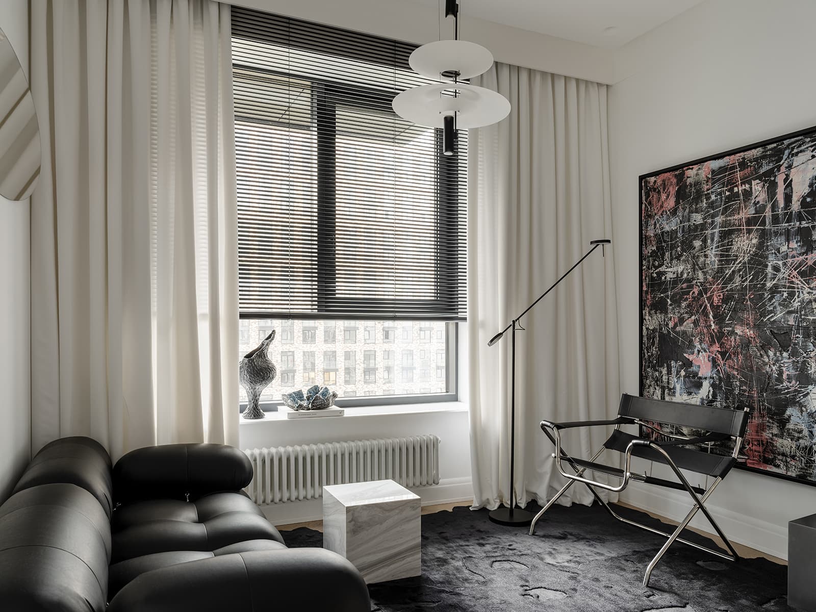 Акцентная кухня в интерьере маленькой квартиры под сдачу в аренду — проект atlburo