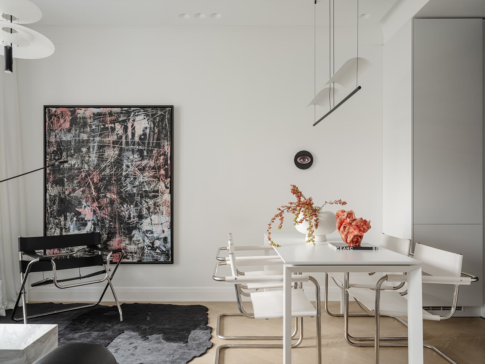 Акцентная кухня в интерьере маленькой квартиры под сдачу в аренду — проект atlburo