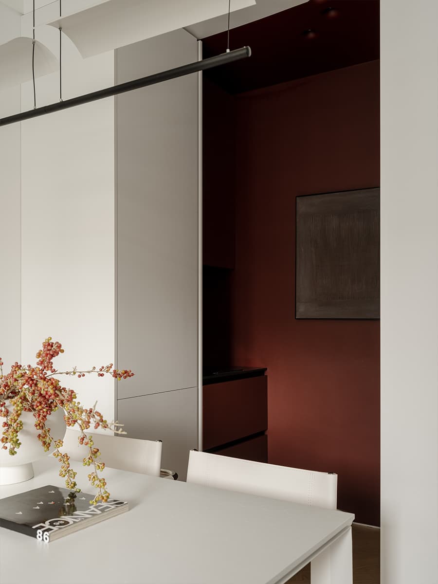 Акцентная кухня в интерьере маленькой квартиры под сдачу в аренду — проект atlburo