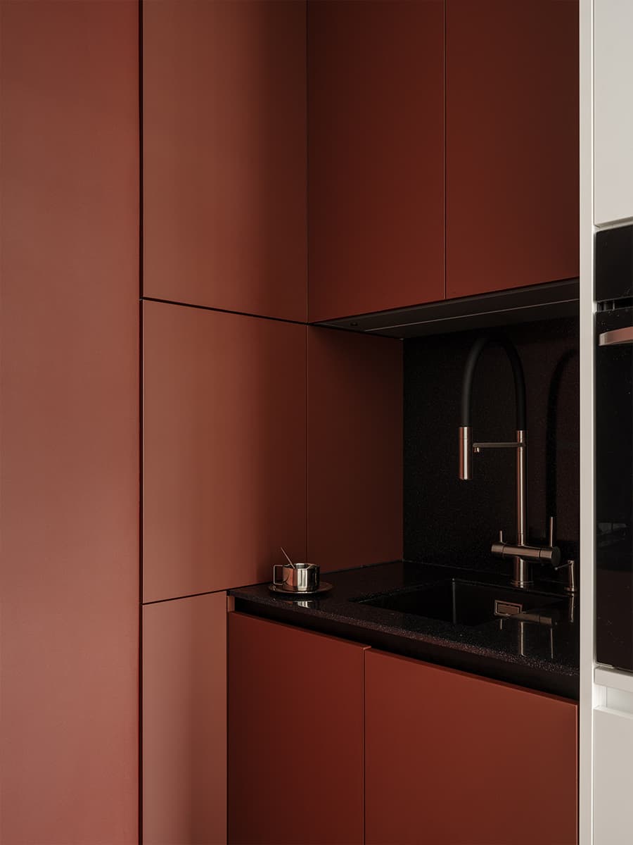 Акцентная кухня в интерьере маленькой квартиры под сдачу в аренду — проект atlburo