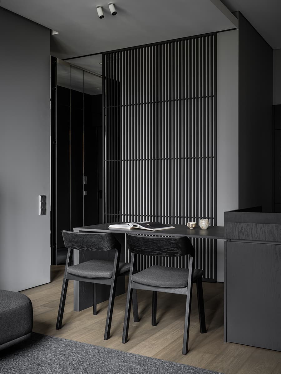 Монохромный интерьер квартиры с акцентной кухней — проект ink.bureau
