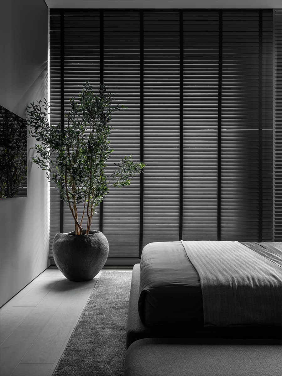 Монохромный интерьер квартиры с акцентной кухней — проект ink.bureau