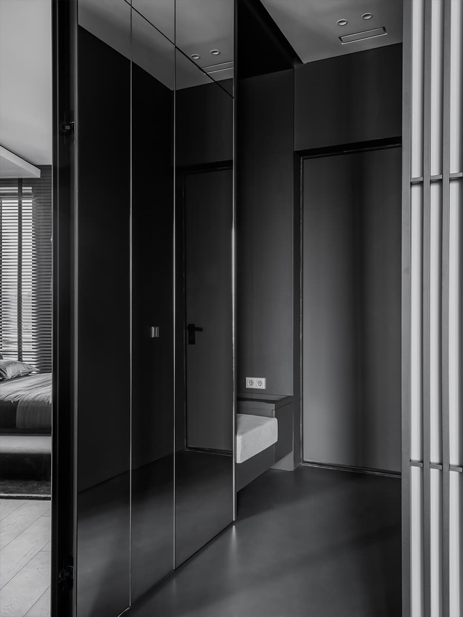 Монохромный интерьер квартиры с акцентной кухней — проект ink.bureau