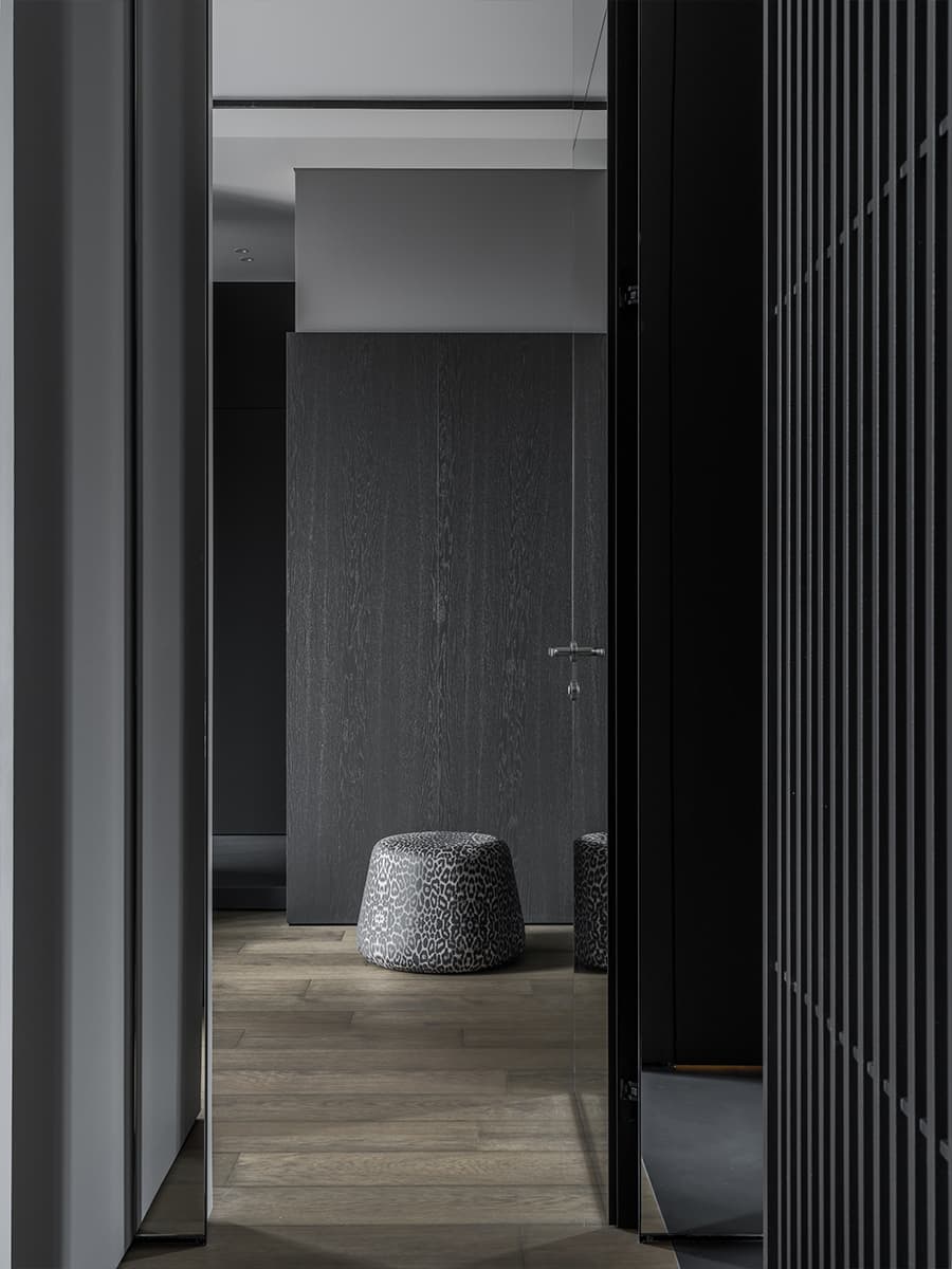 Монохромный интерьер квартиры с акцентной кухней — проект ink.bureau