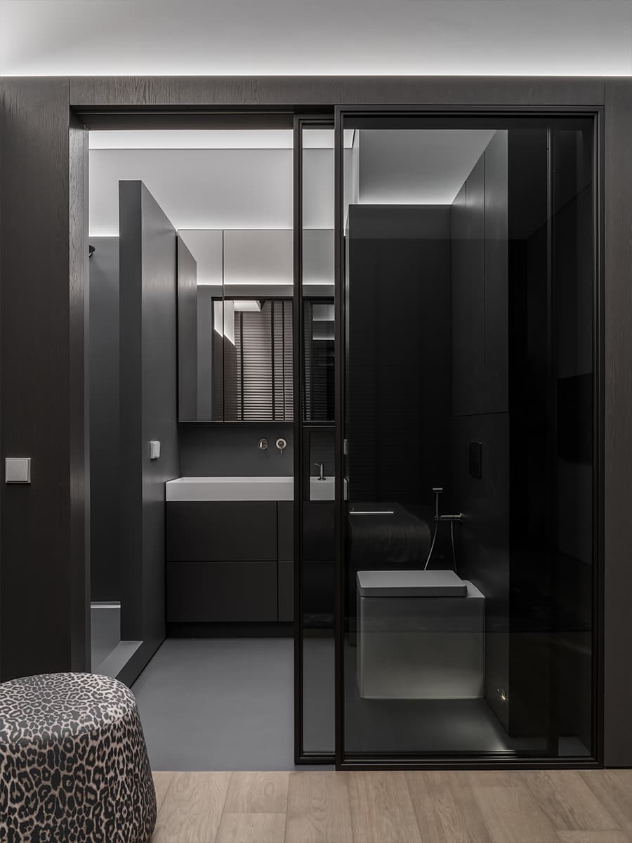 Монохромный интерьер квартиры с акцентной кухней — проект ink.bureau