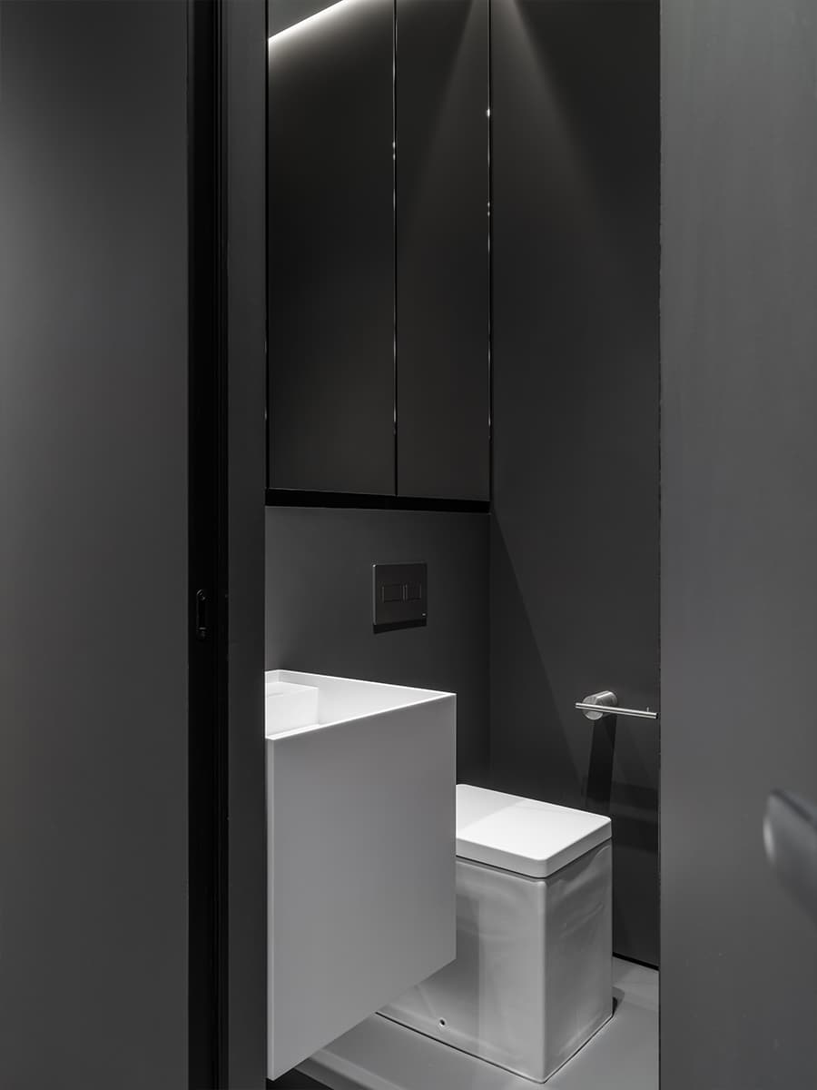 Монохромный интерьер квартиры с акцентной кухней — проект ink.bureau