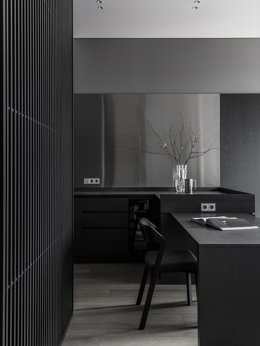 Монохромный интерьер квартиры с акцентной кухней — проект ink.bureau