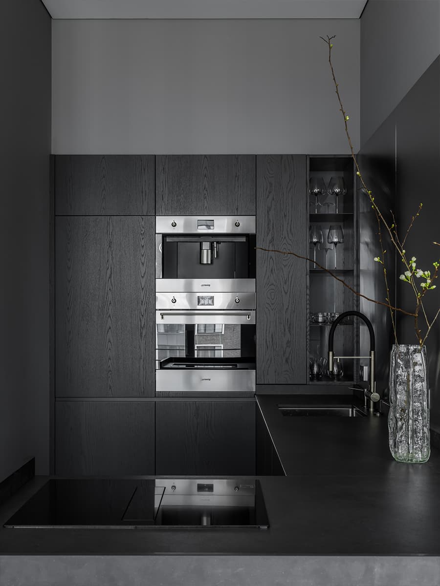 Монохромный интерьер квартиры с акцентной кухней — проект ink.bureau