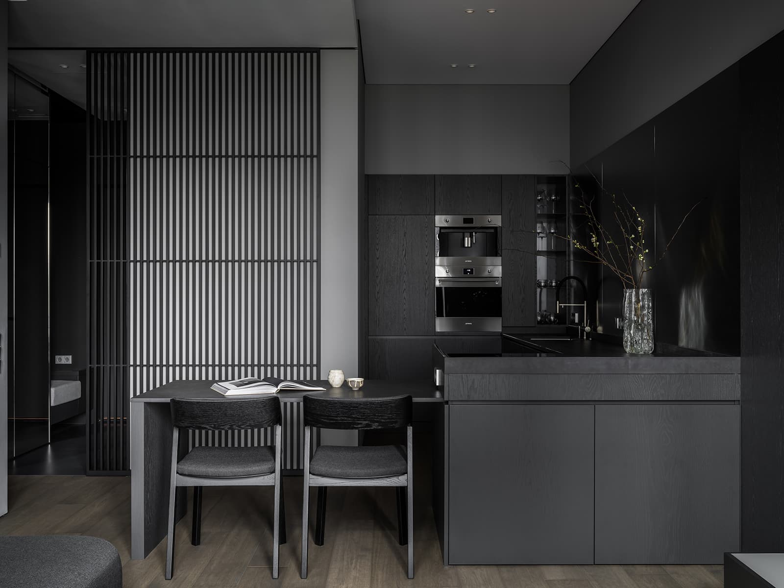 Монохромный интерьер квартиры с акцентной кухней — проект ink.bureau