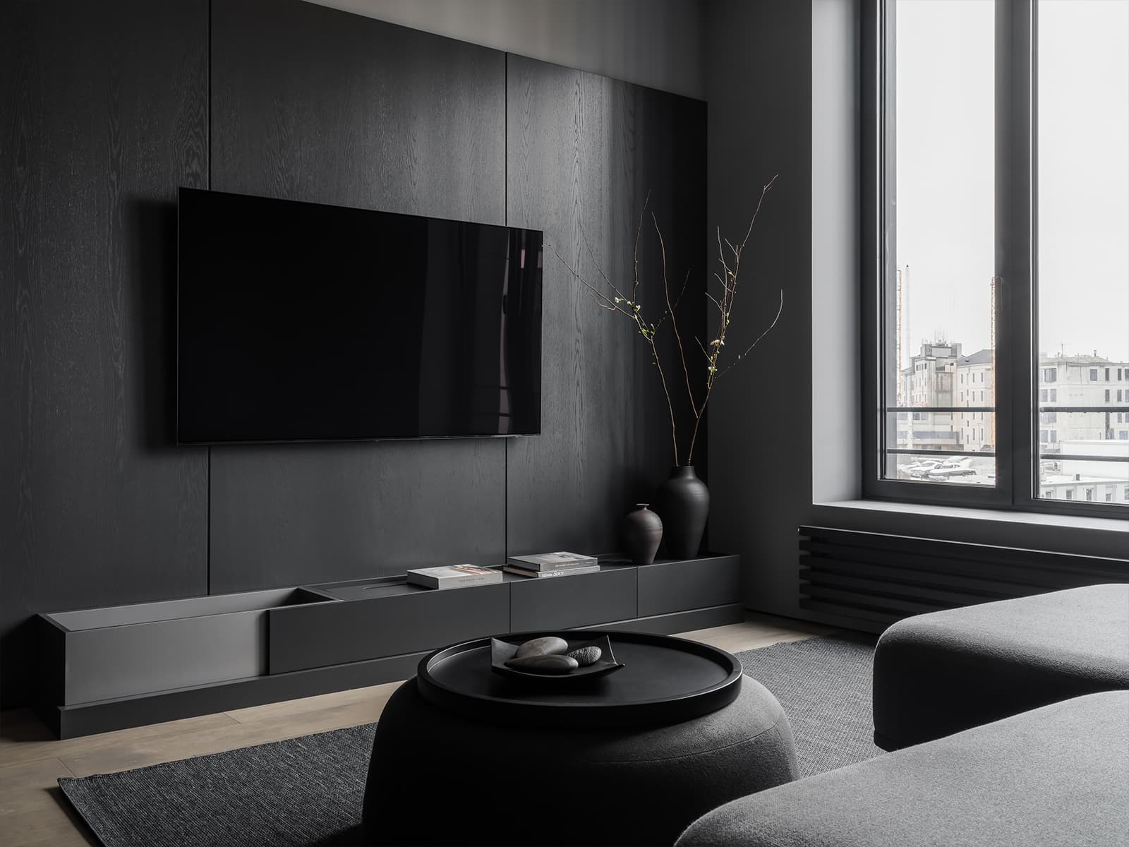 Монохромный интерьер квартиры с акцентной кухней — проект ink.bureau