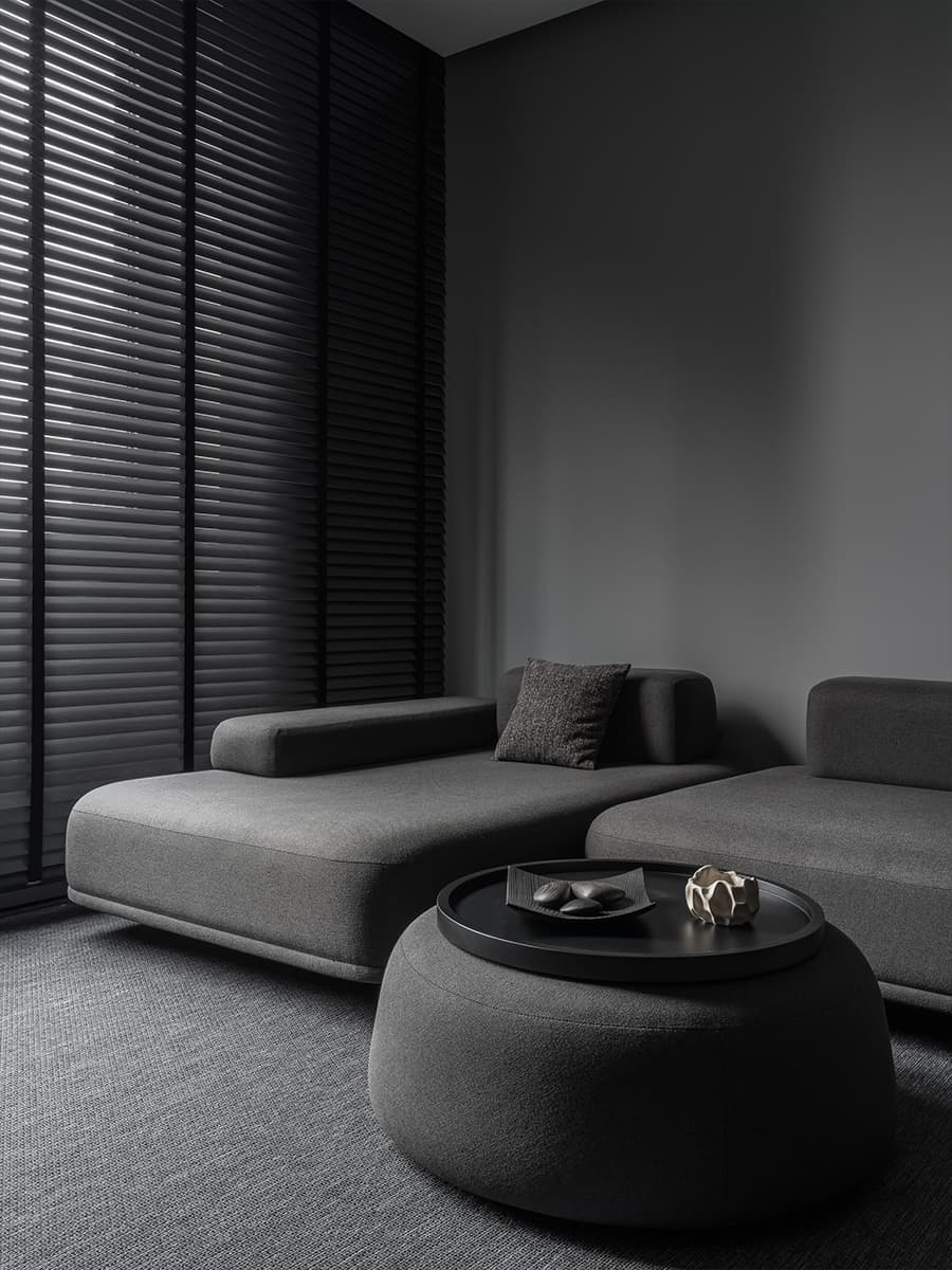 Монохромный интерьер квартиры с акцентной кухней — проект ink.bureau