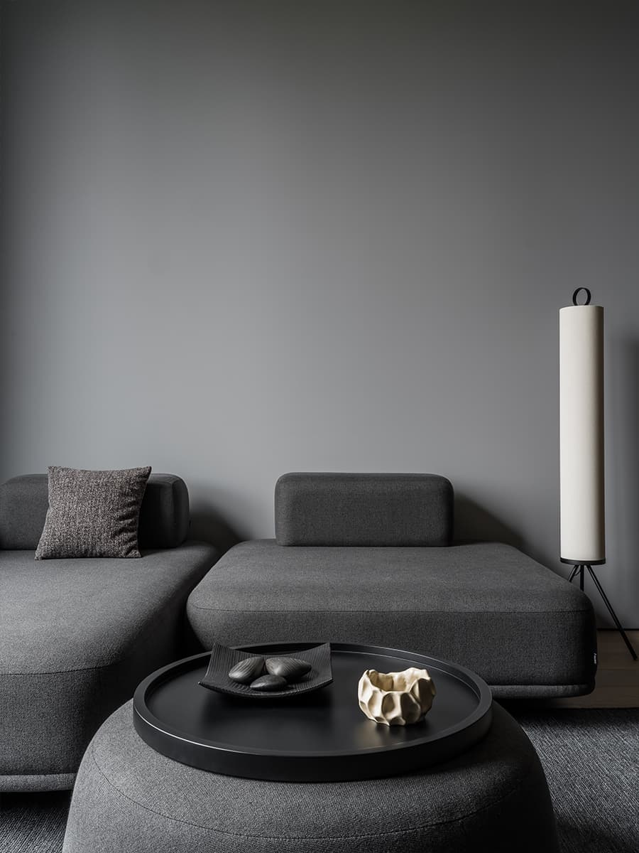 Монохромный интерьер квартиры с акцентной кухней — проект ink.bureau