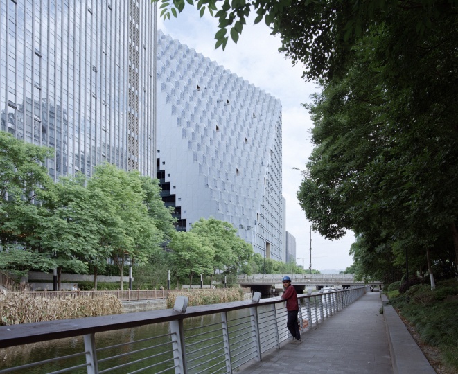 OMA построило в Ханчжоу пирамидальный комплекс
