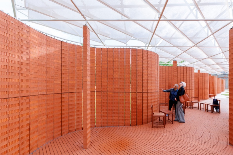 LANZA atelier построило первый кирпичный павильон Serpentine
