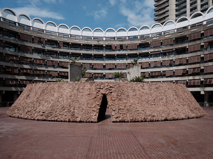 Делси Морелос создала в Barbican монументальную инсталляцию из земли