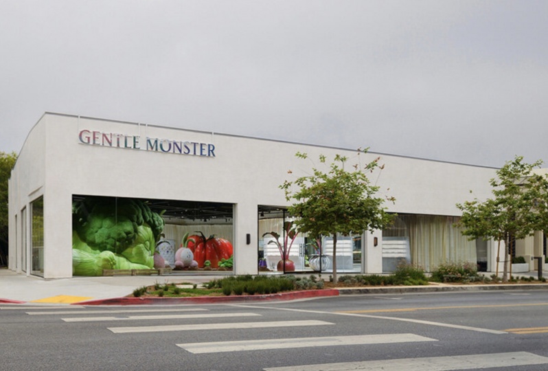 В бутиках Gentle Monster появились декорации в виде гигантских овощей