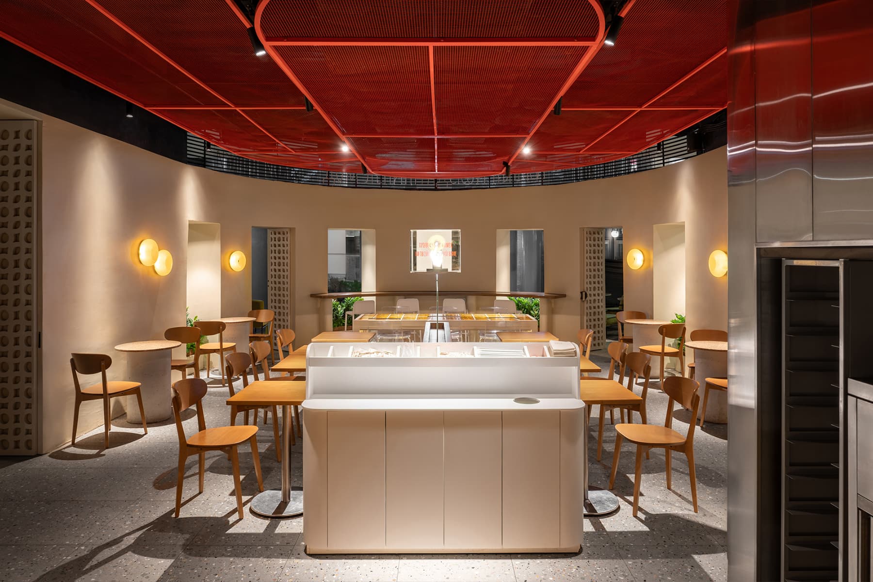 Желтые стеклоблоки и кастомная мебель в интерьере пышечной — проект студии F17 Design