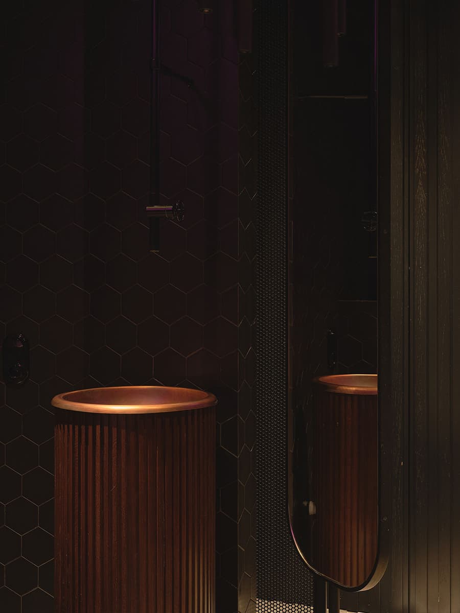Экспериментальный интерьер камерной мужской квартиры — проект студии APOLONOV INTERIORS