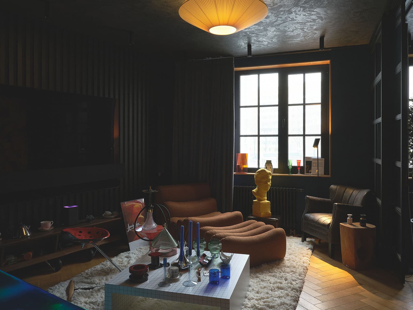 Экспериментальный интерьер камерной мужской квартиры — проект студии APOLONOV INTERIORS