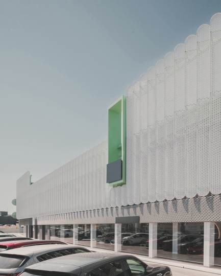 OOIIO Architecture превратила заброшенный завод в автоцентр