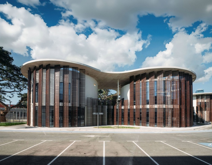 Студия Typsa Arquitectura построила библиотеку вокруг существующих деревьев