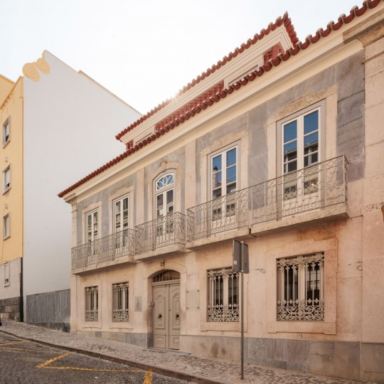 António Costa Lima Arquitectos добавили бетонную пристройку к исторической школе в Лиссабоне