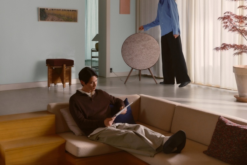 Новая версия колонки Bang & Olufsen с текстилем по дизайну Kvadrat и Front