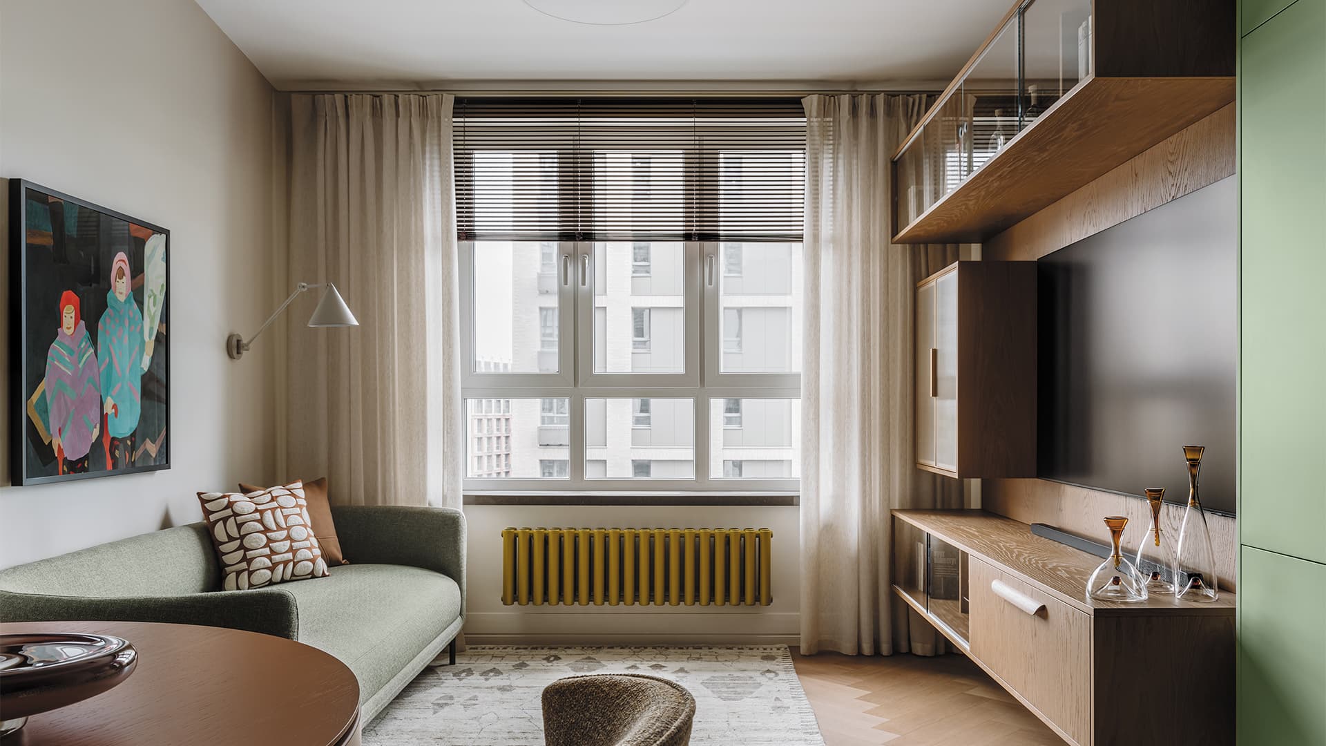 Отсылки к mid-century modern и блики стеклоблоков в ностальгическом интерьере квартиры — проект Alexander Tischler