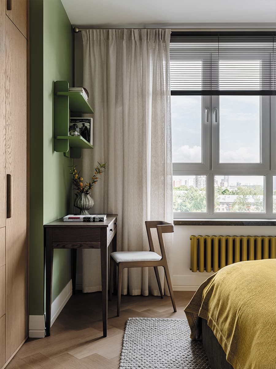 Отсылки к mid-century modern и блики стеклоблоков в ностальгическом интерьере квартиры — проект Alexander Tischler
