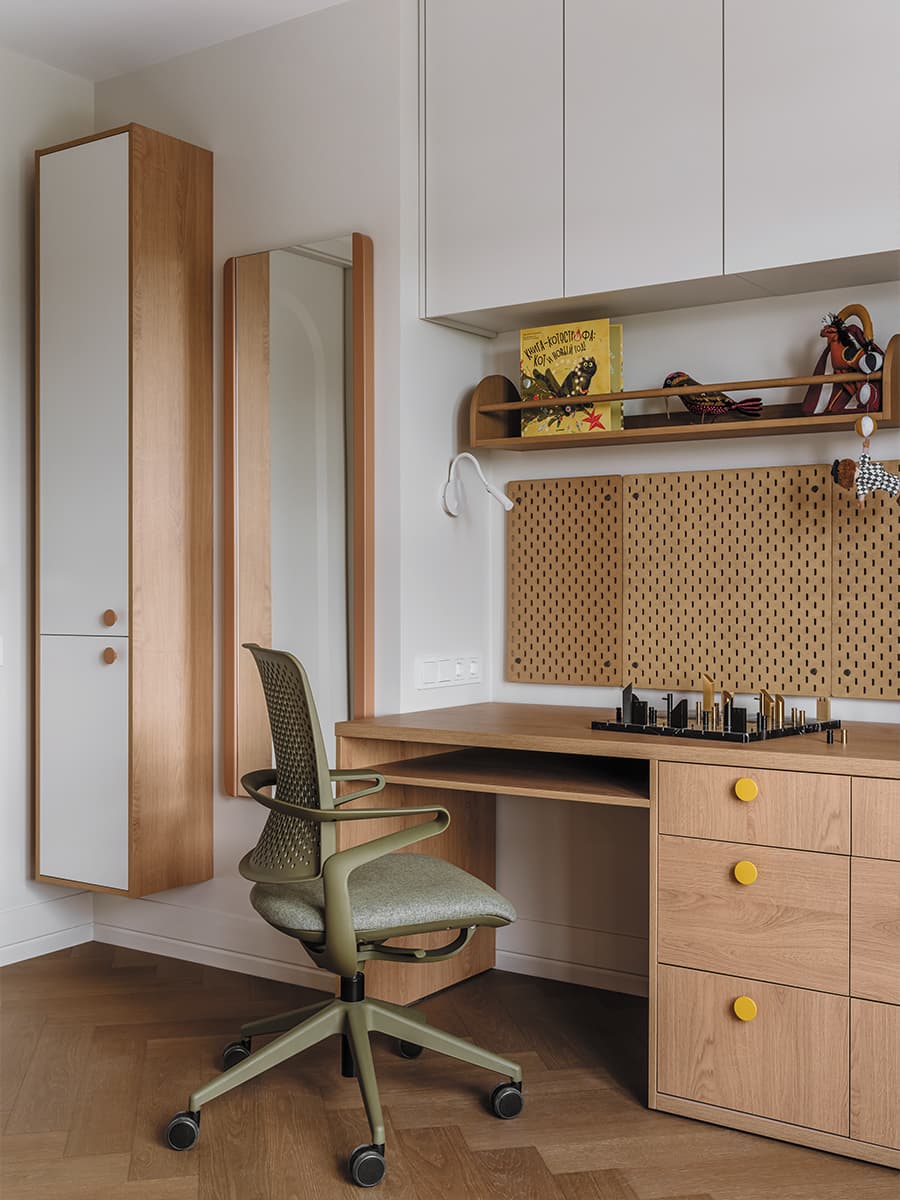 Отсылки к mid-century modern и блики стеклоблоков в ностальгическом интерьере квартиры — проект Alexander Tischler