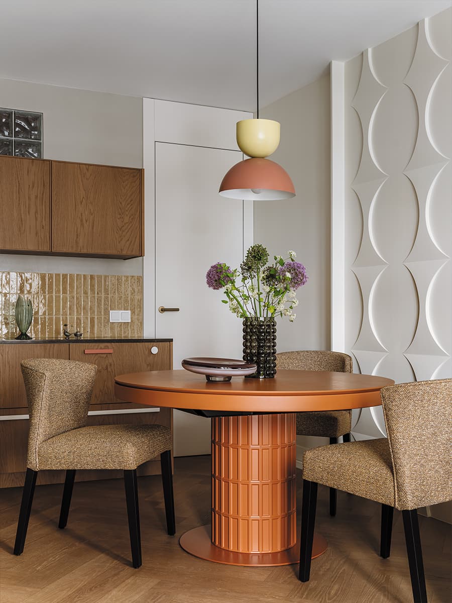 Отсылки к mid-century modern и блики стеклоблоков в ностальгическом интерьере квартиры — проект Alexander Tischler