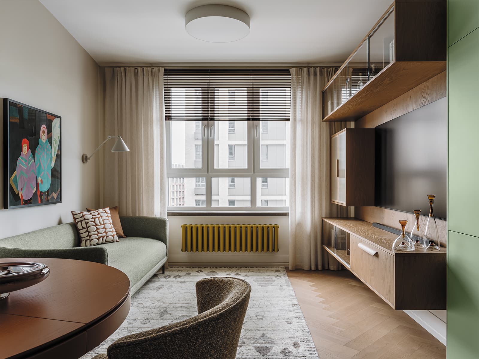 Отсылки к mid-century modern и блики стеклоблоков в ностальгическом интерьере квартиры — проект Alexander Tischler