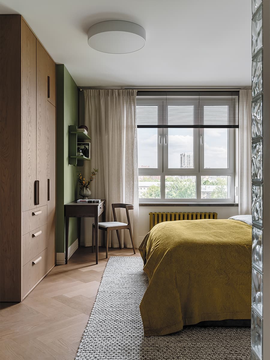 Отсылки к mid-century modern и блики стеклоблоков в ностальгическом интерьере квартиры — проект Alexander Tischler