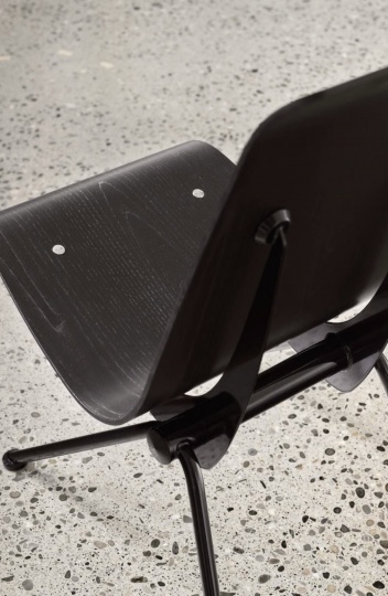 Vitra выпустила лимитированное издание стула Antony Жана Пруве