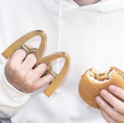 Американский художник превратил логотипы брендов в холодное оружие