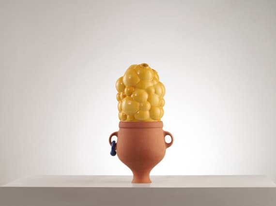 Израильский дизайнер объединяет стекло и глину в новой коллекции предметов