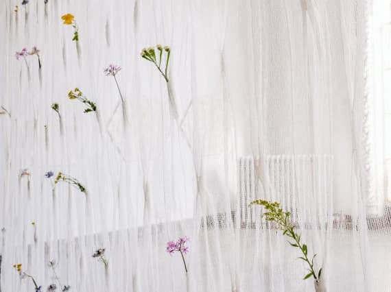 Японский дизайнер придумала шторы с живыми цветами