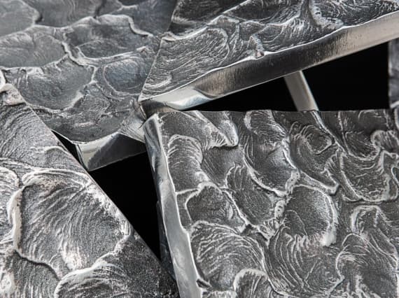 Художник Винсент Дюбур представил коллекцию «взрывной» мебели