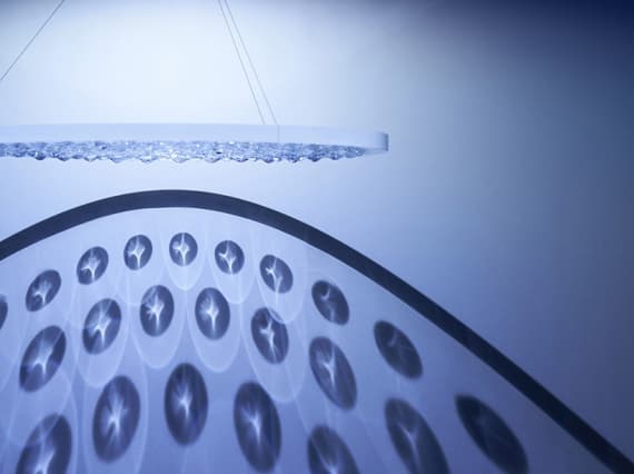 Дизайнеры придумали светильники, где свет проходит сквозь капли воды