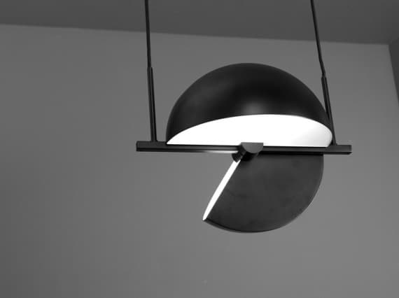 Шведский бренд Oblure представил вращающуюся лампу «Трапеция»