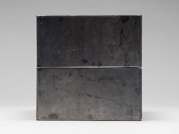 13 творцов придумали личные урны для праха